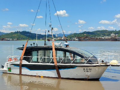 奋战三季度丨福宁重工两艘霞浦12米级电动公务交通船（FN427-7/8）顺利下水